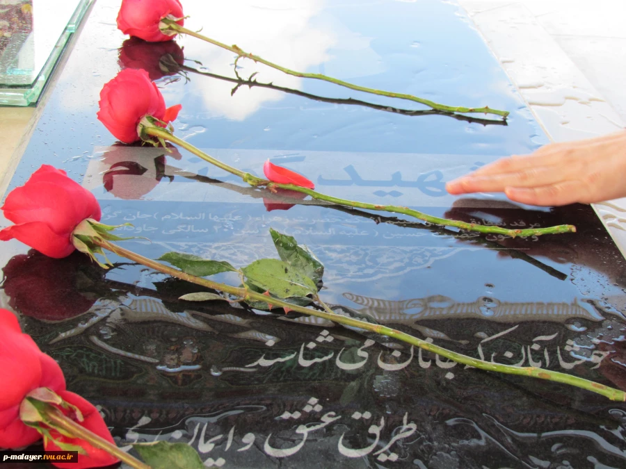 ادای احترام به شهیدان گمنام در المان شهدای دانشگاه ازاد اسلامی ملایر 3