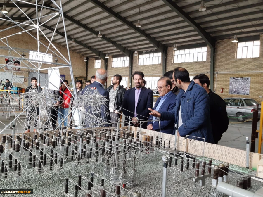 بازدید معاون سیاسی اجتماعی فرماندار شهرستان ملایر از نمایشگاه دست ساخته های دانشجویان رشته برق و مکانیک دانشکده فنی خوارزمی ملایر و افتتاح کارگاه تجهیزات پست و انتقال  3