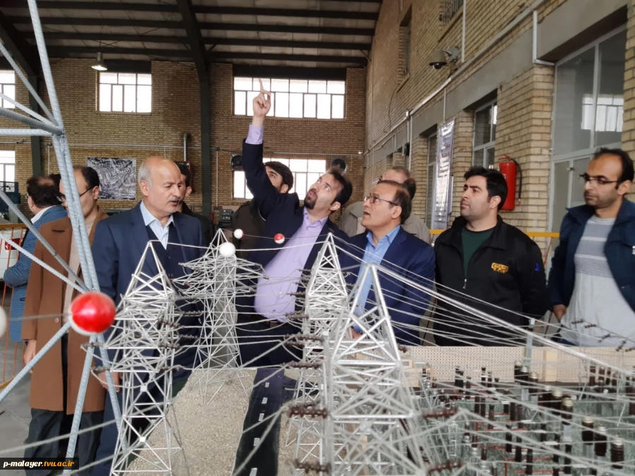 بازدید معاون سیاسی اجتماعی فرماندار شهرستان ملایر از نمایشگاه دست ساخته های دانشجویان رشته برق و مکانیک دانشکده فنی خوارزمی ملایر و افتتاح کارگاه تجهیزات پست و انتقال  4