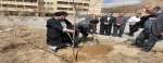 غرس یک اصله نهال توسط فرزند شهید سید علی اندرزگو 2
