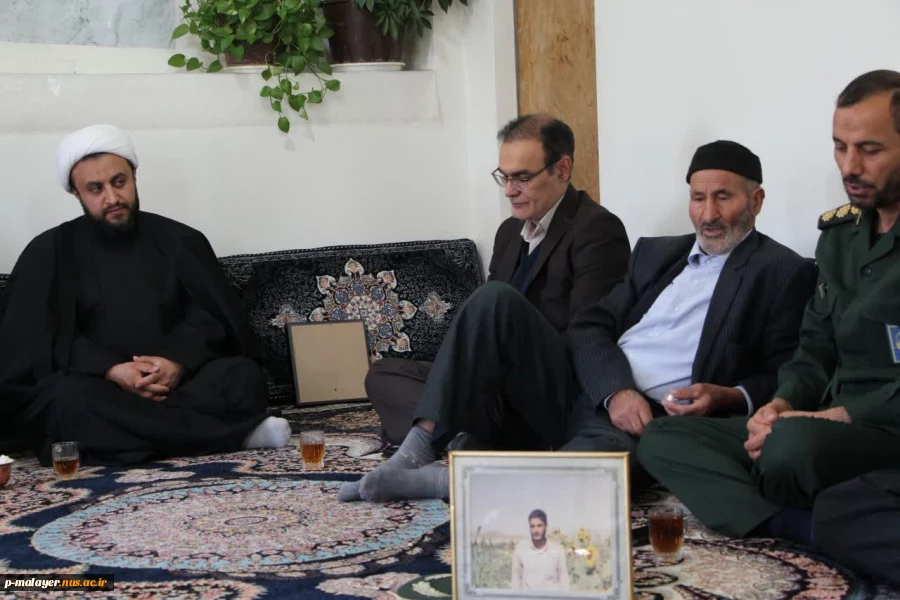 در آستانه سالروز شهادت حضرت فاطمه الزهرا(س)دیدار رئیس دانشگاه ملی مهارت مرکز ملایر با مادر شهید والا مقام رحمت اله احمدی 2