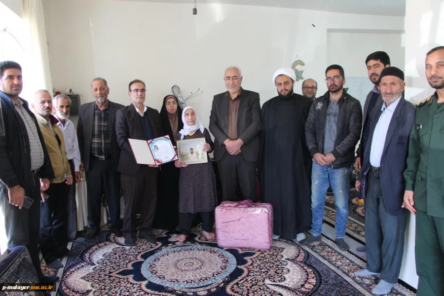 در آستانه سالروز شهادت حضرت فاطمه الزهرا(س)دیدار رئیس دانشگاه ملی مهارت مرکز ملایر با مادر شهید والا مقام رحمت اله احمدی 2